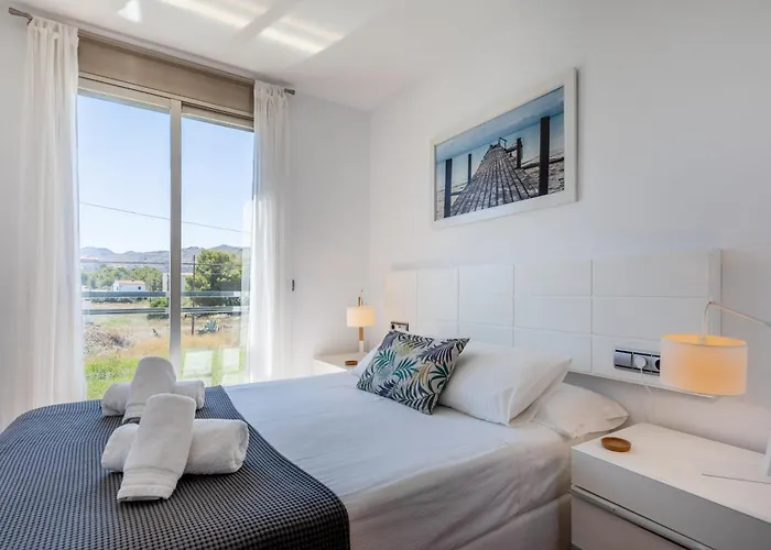 La Nau - Fantastic With Hot Tub And Pool, Just Steps Away From *