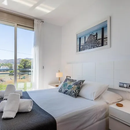 La Nau - Fantastic With Hot Tub And Pool, Just Steps Away From *